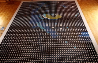 Illustration for article titled Look! A Na'vi Made of 4,000 Avatar Blu-Ray Discs!